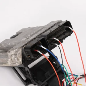 Support pliable et réglable pour calculateur ECU / TCU